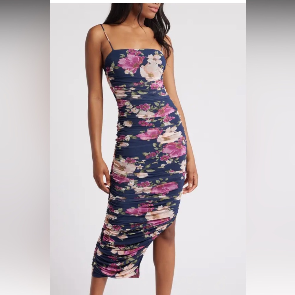 Lulu’s Stun and Only navy blue floral ruched midi dress size medium.
